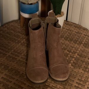 Brown suede Chelsea boots